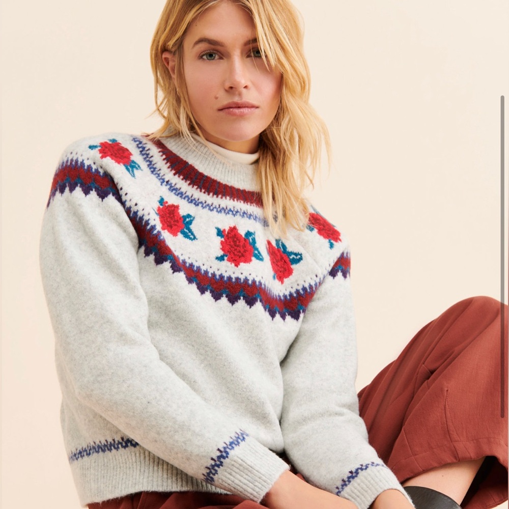 SAYLOR Gray Sweater with Red and Blue Accents
